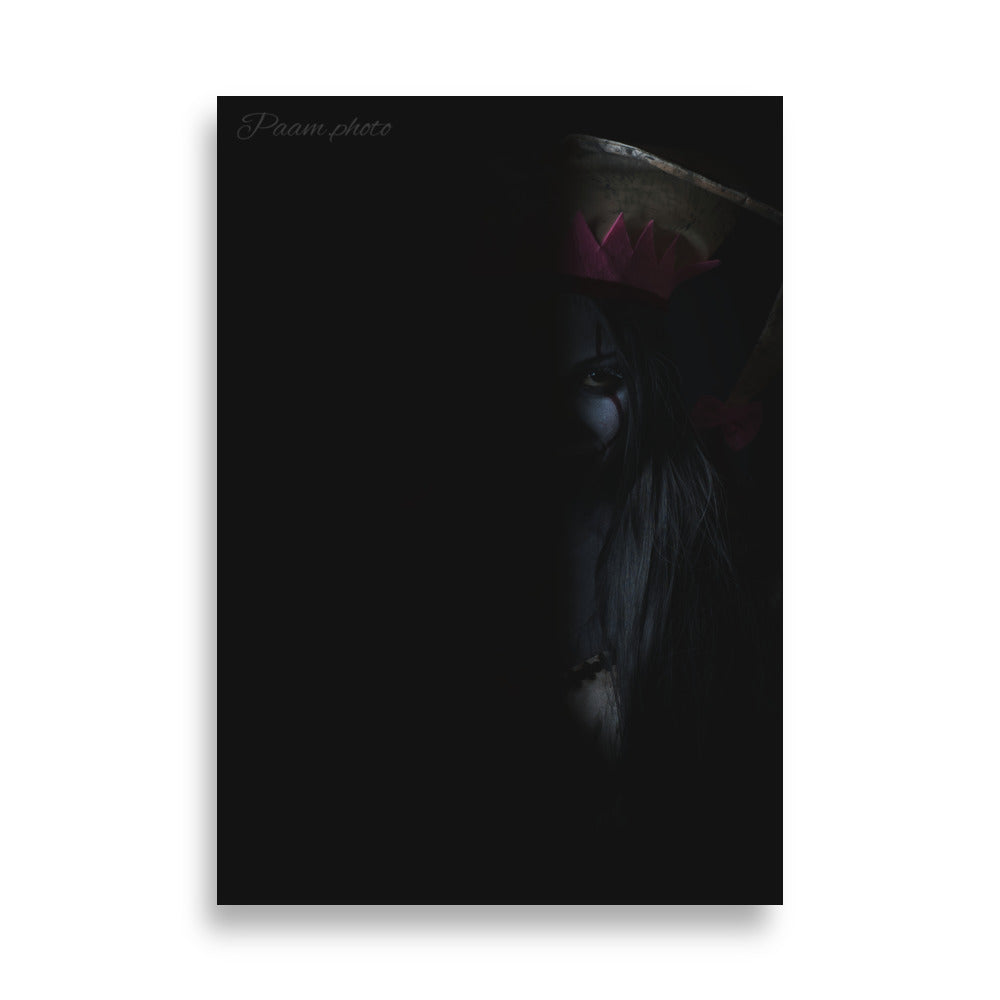 Photographie artistique 'Un Regard Clownesque dans l'Ombre' par Pamm.Photo, illustrant un clown énigmatique à moitié dans l'ombre, parfait pour ajouter une touche de mystère à tout espace.