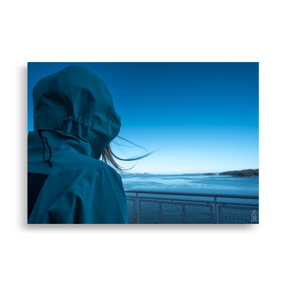 Photographie 'Horizons Bleutés' par Galdric Sibiude, illustrant une figure en contemplation devant un paysage marin au crépuscule, dominé par des teintes cyan.