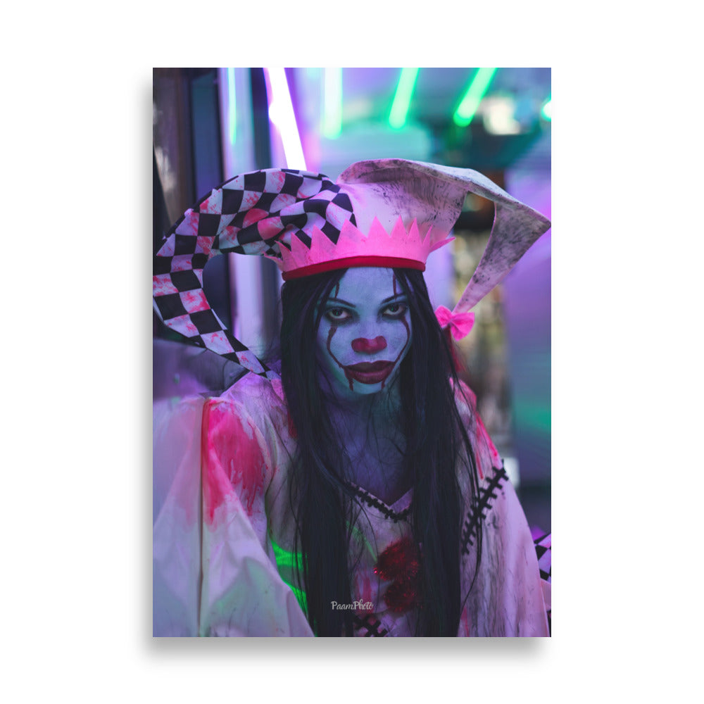 Photographie d'une personne en costume de cirque théâtral avec un grand chapeau à damier et un maquillage dramatique, capturée par Paam.Photo, évoquant un conte de fées moderne.