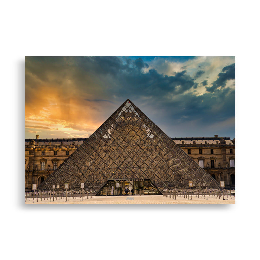 Photographie de la Pyramide du Louvre sous un ciel de crépuscule, capturée par Henock Lawson, illustrant le mélange d'architecture ancienne et moderne dans une scène urbaine envoûtante.