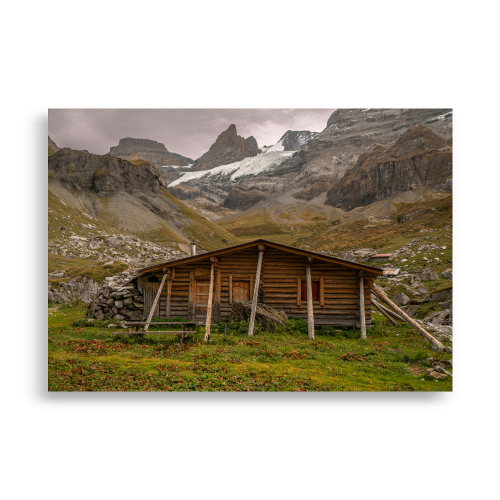 Photographie d'une cabane rustique dans les montagnes, par Victor Marre, illustrant une évasion paisible et une harmonie avec la nature.