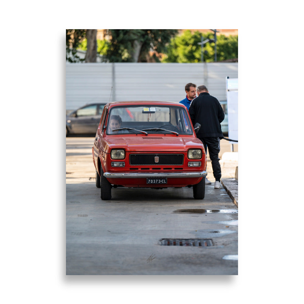 Poster "Nostalgie Urbaine" de Yann Peccard, montrant une voiture classique rouge dans une rue urbaine.