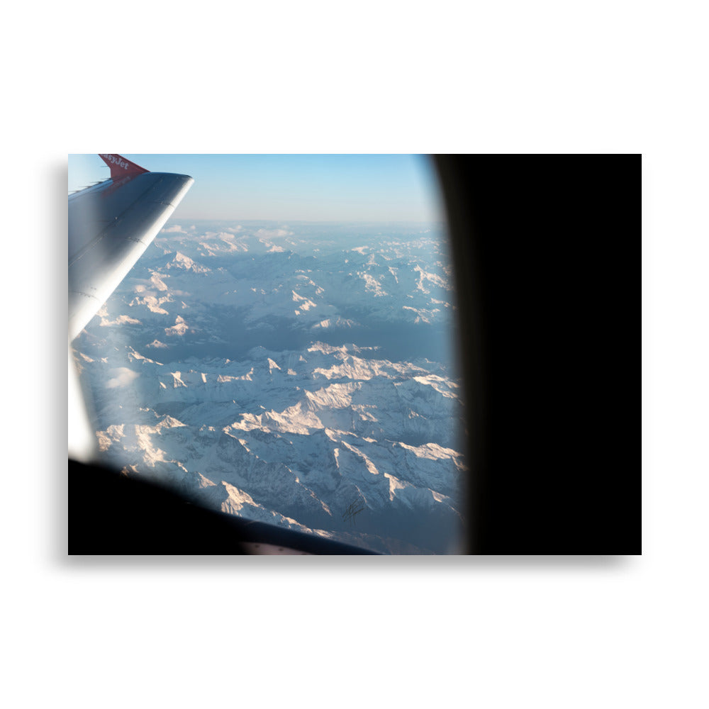 oster "Vue Aérienne des Cimes Enneigées" par Yann Peccard, montrant un paysage montagneux vu depuis un avion.