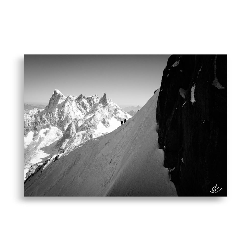 Poster en noir et blanc "Le Chemin des Cimes" par Ilan Shoham, montrant des alpinistes sur les pentes alpines.