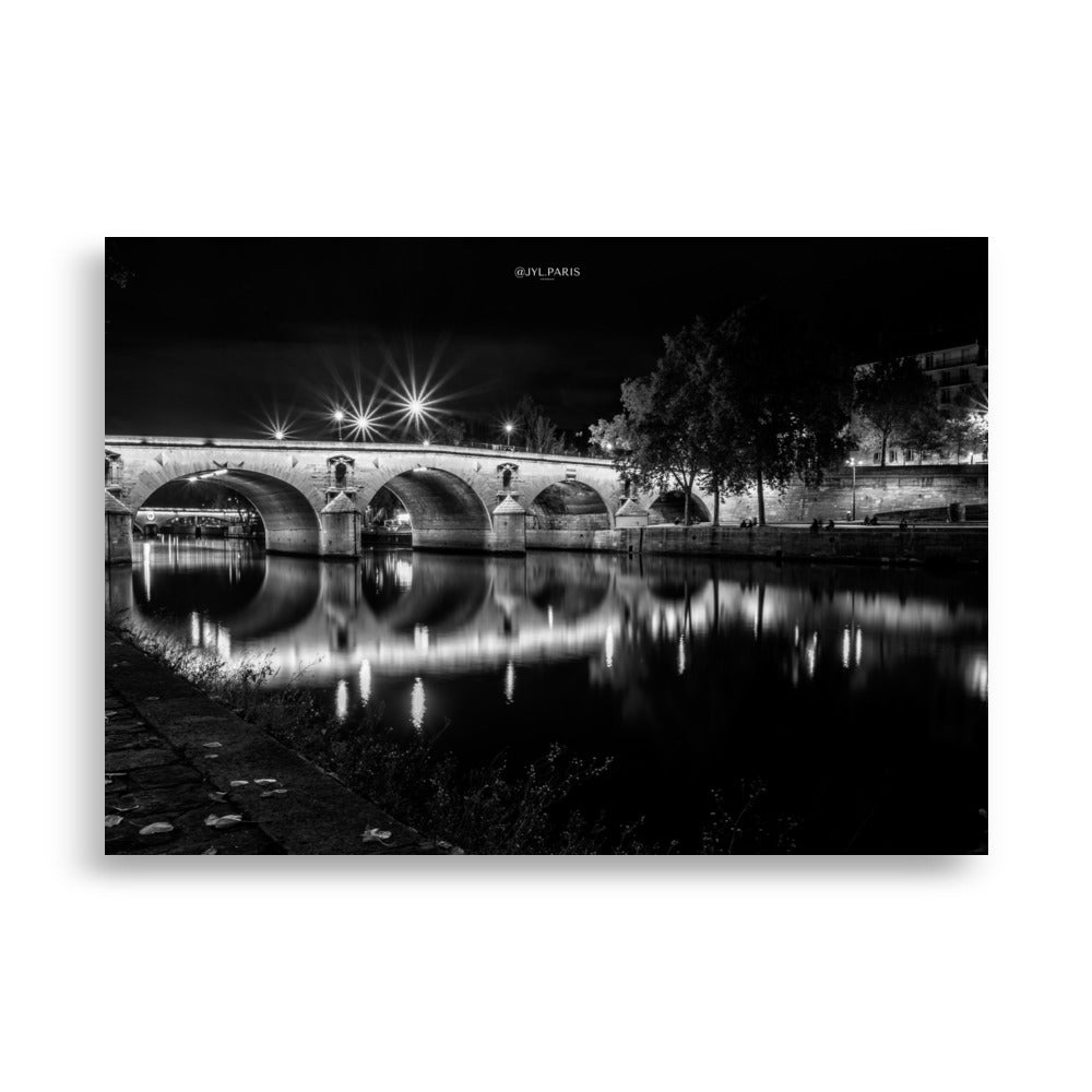 Poster en monochrome "Pont-Marie" par @JYL_PARIS, montrant le pont historique éclairé la nuit à Paris.