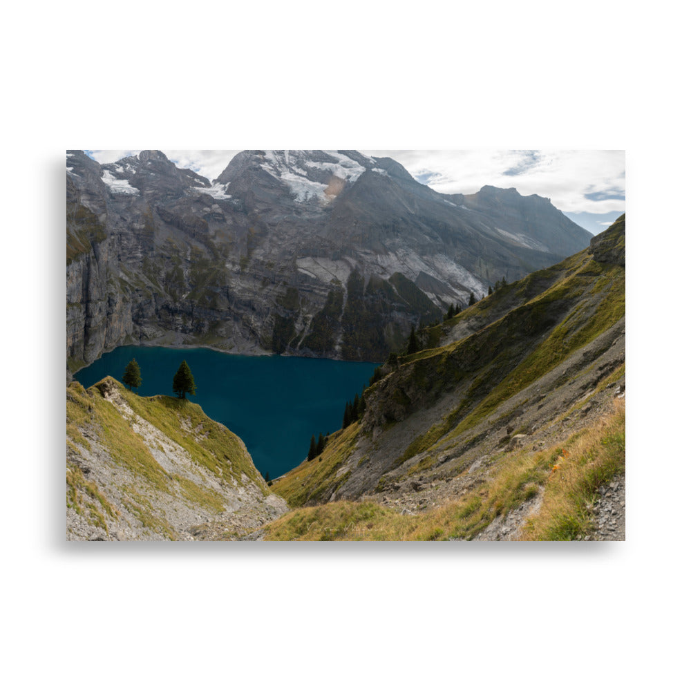 Poster artistique "Refuge d'Azur" montrant un lac de montagne paisible, encadré par des sommets majestueux.