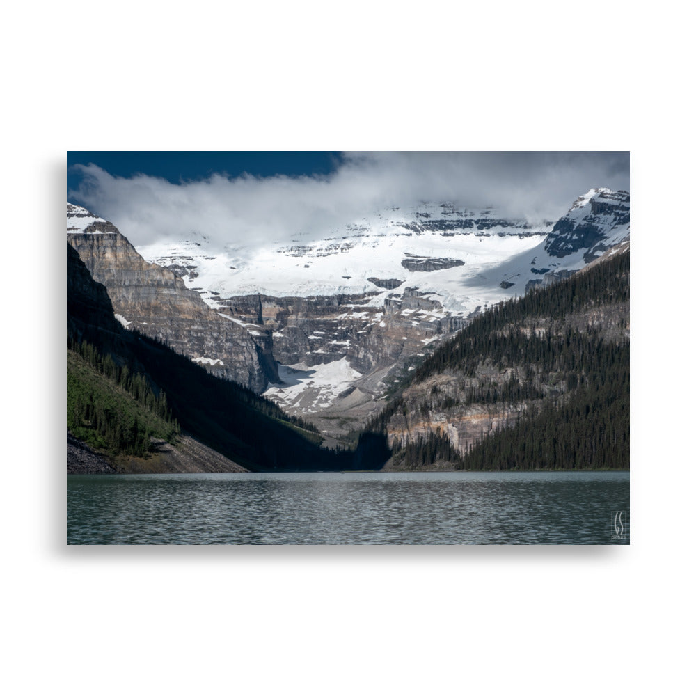 Poster "Majesté Alpine" montrant un paysage impressionnant de montagnes enneigées et d'un lac paisible, reflétant la sérénité des Alpes canadiennes.