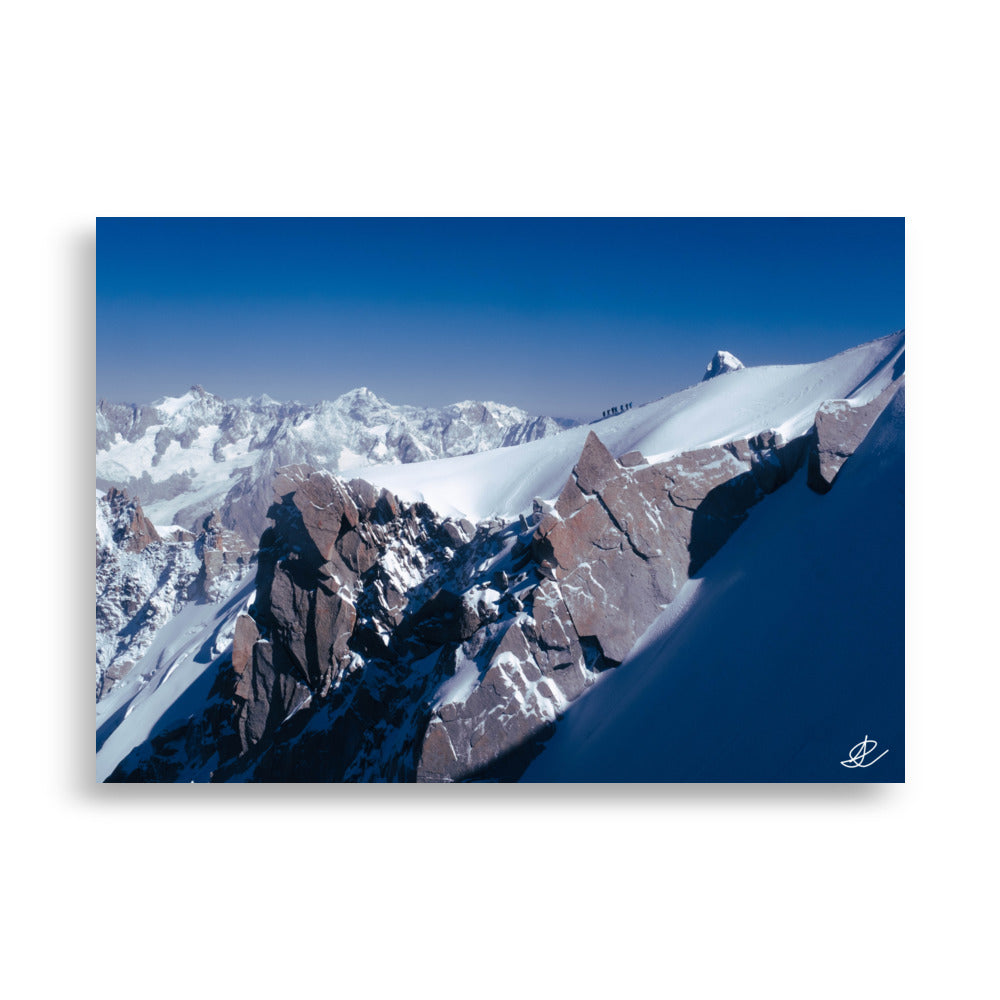 Poster "Cimes en Convoi" montrant une file d'alpinistes en pleine ascension dans les Alpes, capturant l'esprit d'aventure et la force humaine.
