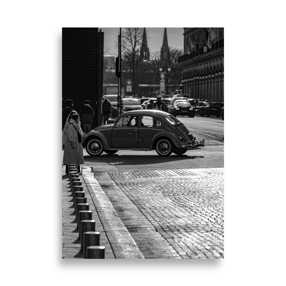 Poster noir et blanc d'une vielle voiture à Paris