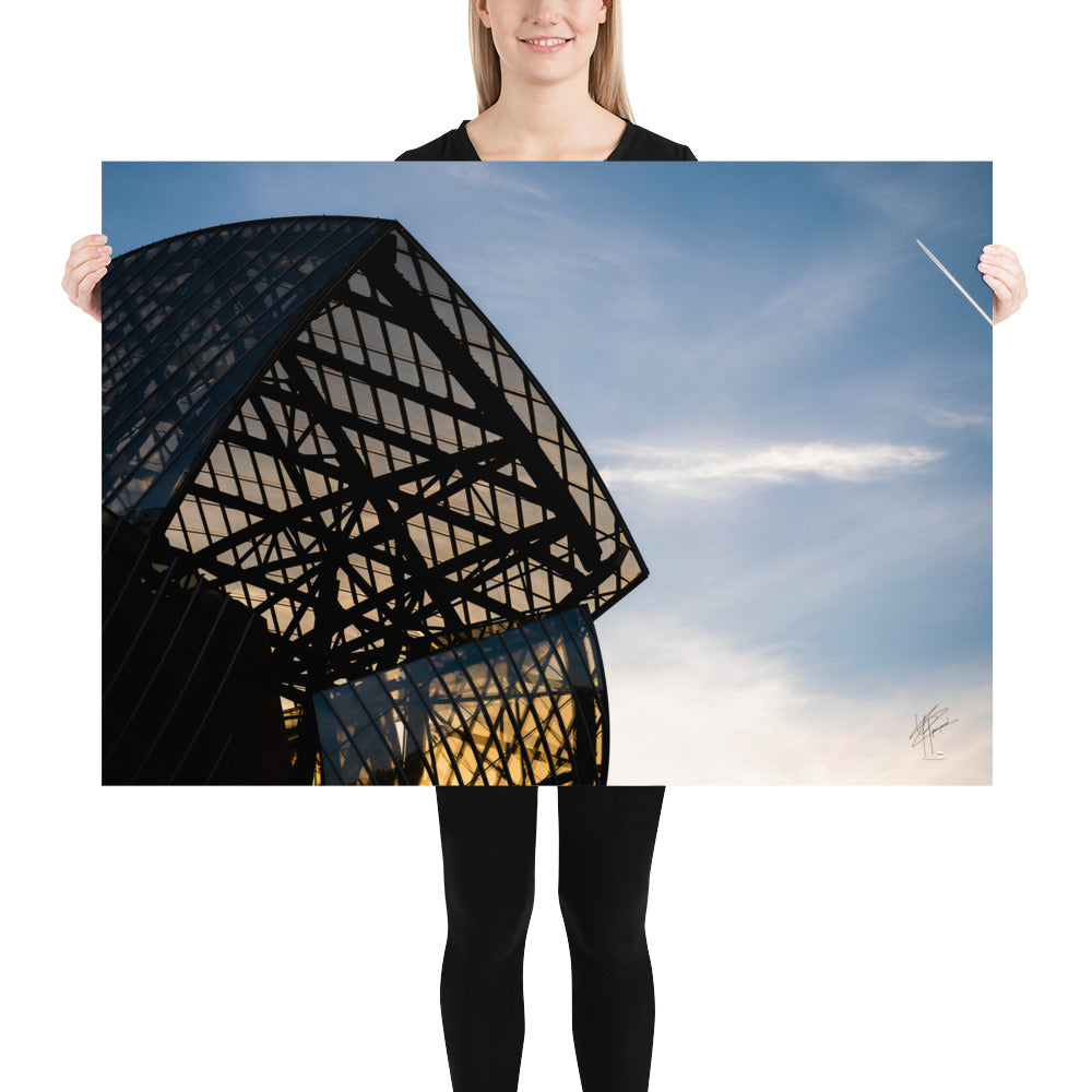 Bâtiment contemporain de la Fondation Louis Vuitton, avec ses voiles de verre et ses structures futuristes, sous un ciel bleu lumineux.