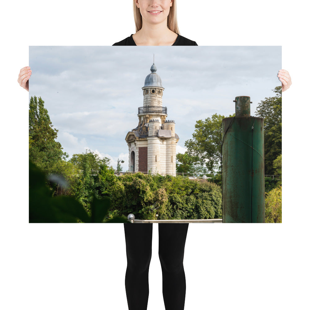 Photographie du poster 'La pompe-à-feu du château de Bagatelle', capture d'une pièce d'architecture antique dans un cadre historique.