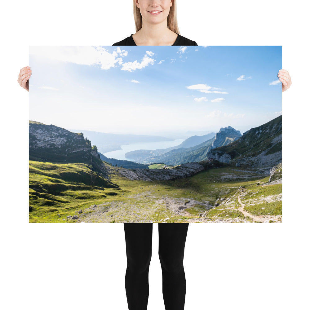 Poster 'Panorama' représentant une vue panoramique du lac d'Annecy en Haute-Savoie, capturant la tranquillité et la beauté naturelle du lieu.