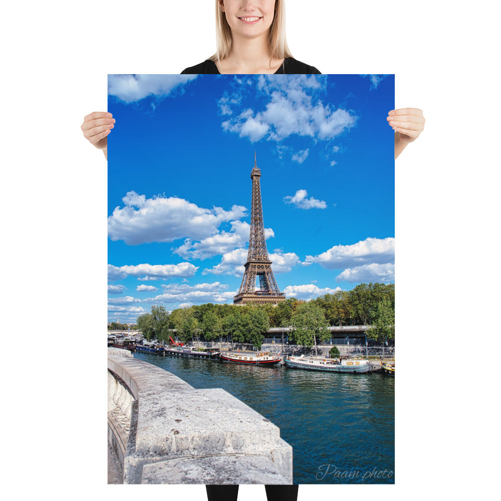 Vue panoramique de la Tour Eiffel et des péniches sur la Seine, sous un ciel bleu nuageux – une œuvre signée Antony Porlier.