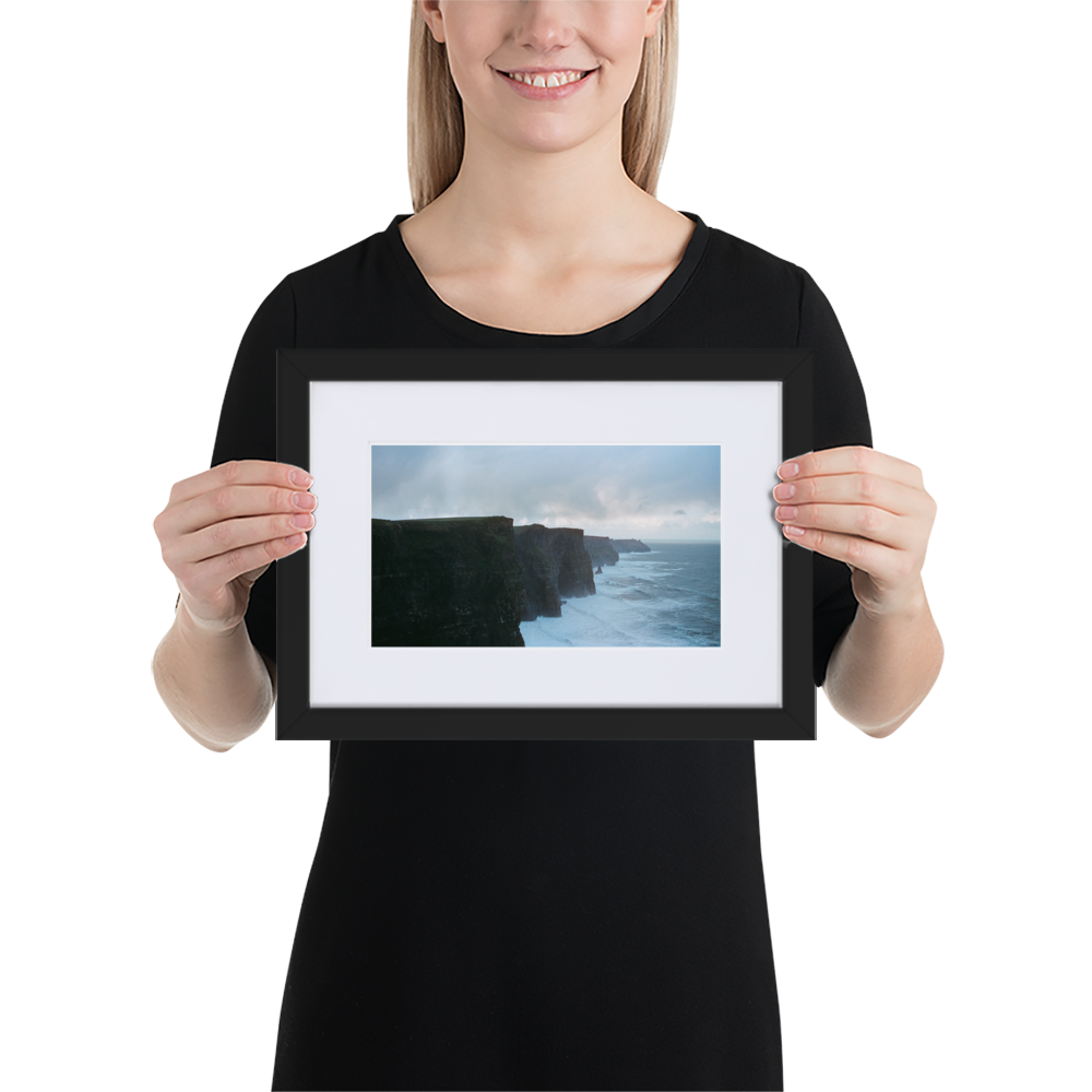 Poster photographique 'Falaise de Moher' par Benjamin Peccard, mettant en lumière les falaises irlandaises majestueuses face à l'océan, capturant un moment où la force naturelle et la sérénité se rencontrent, élevant esthétiquement chaque espace par la beauté de la nature sauvage.