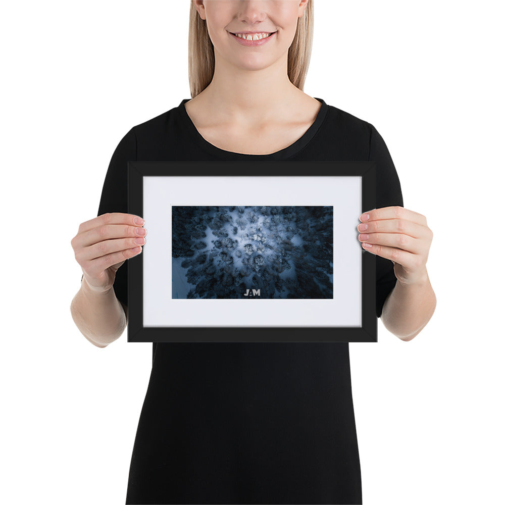 Poster 'Neige aérienne', une vue aérienne envoûtante d'une forêt dense sous un épais manteau de neige, photographiée par Julien Arnold, créant un paysage paisible et spectaculaire de l'hiver depuis le ciel.