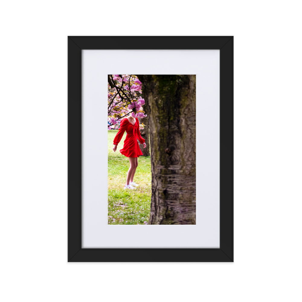 Poster - Le chaperon rouge – Photographie de femme dans la rue – De la photographie murale et des posters unique au monde. La boutique de posters créée par Yann Peccard un Photographe français.