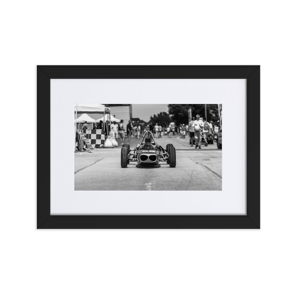 Photographie encadrée 'Padock' par Charles Coley, mettant en scène une Formule Junior Wainer de 1963 dans une impression de qualité musée.