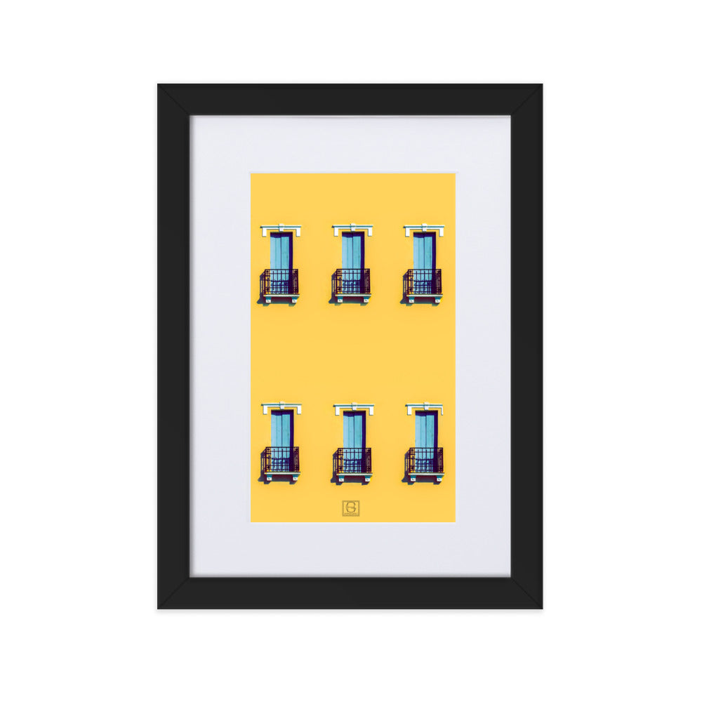 Poster 'Harmonie Verticale' capturant la symétrie architecturale de six fenêtres alignées sur un mur jaune, accentuées par des volets et des garde-corps bleus, photographié par Hadrien Geraci. Une expression artistique abstract et moderne pour enrichir votre décor.