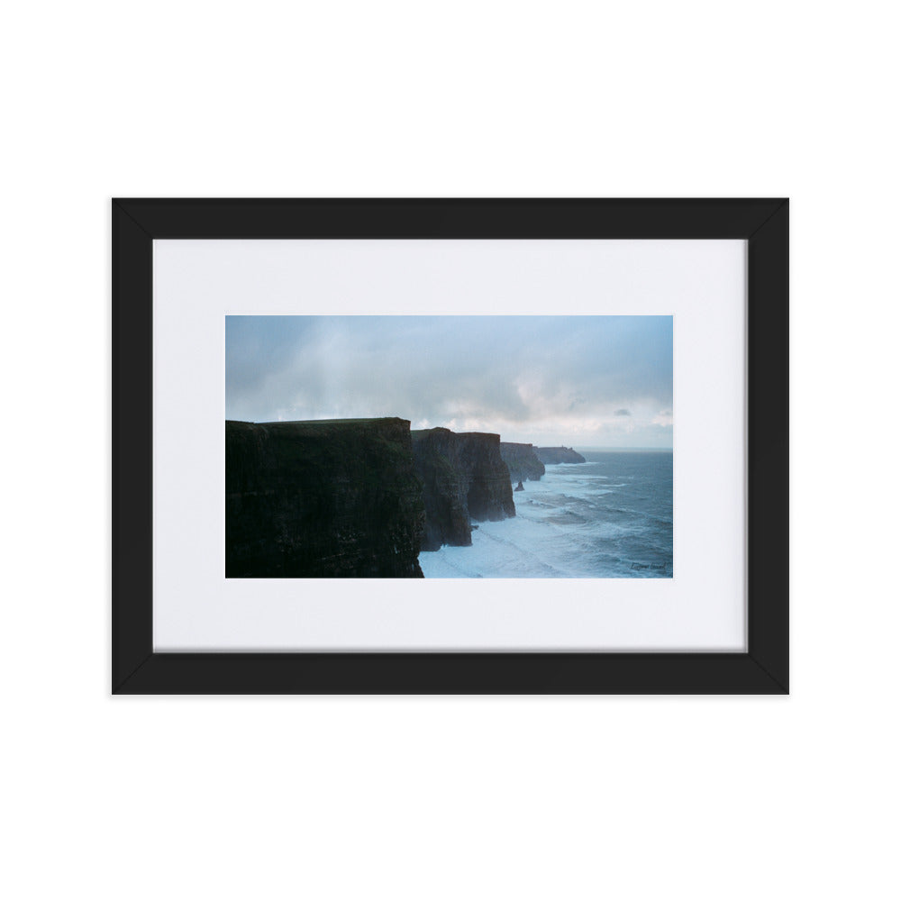 Poster photographique 'Falaise de Moher' par Benjamin Peccard, mettant en lumière les falaises irlandaises majestueuses face à l'océan, capturant un moment où la force naturelle et la sérénité se rencontrent, élevant esthétiquement chaque espace par la beauté de la nature sauvage.