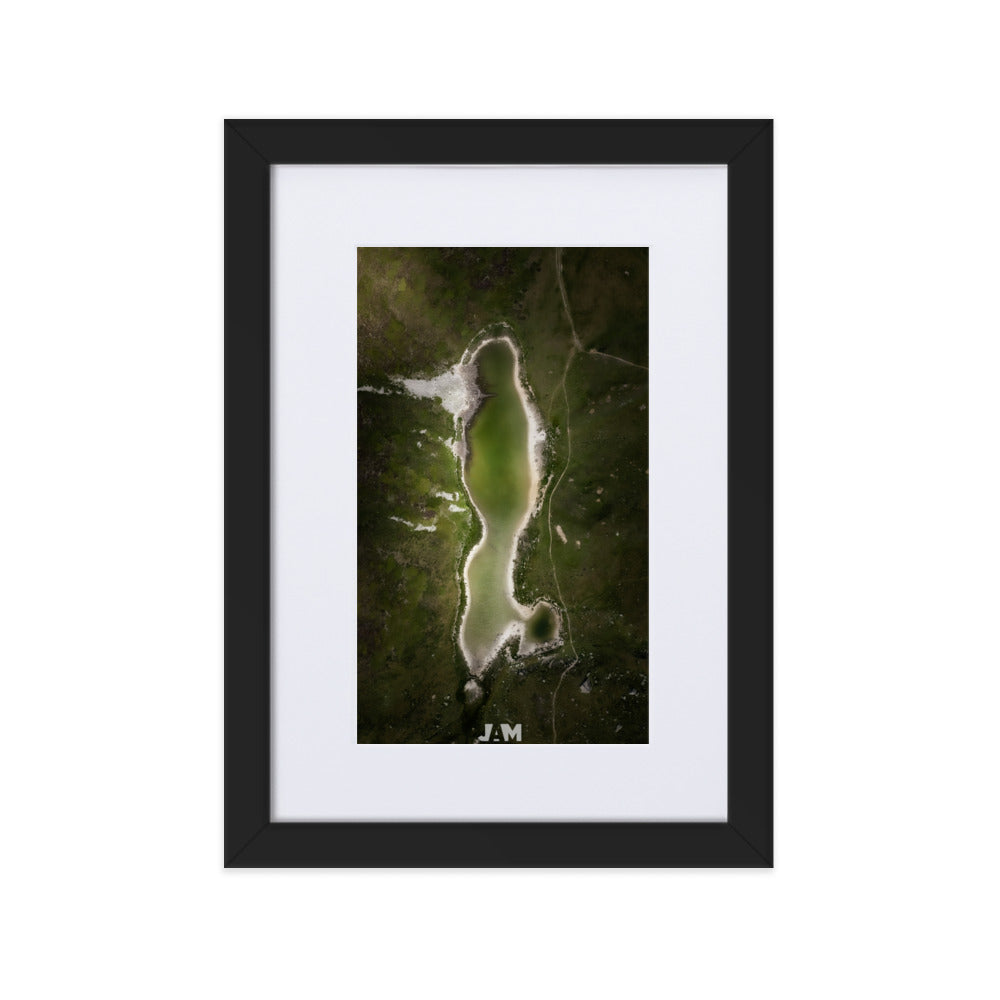 Photographie 'Abstraction' de Julien Arnold Movie, une vue aérienne artistique d'un lac, mélangeant nature et abstraction.