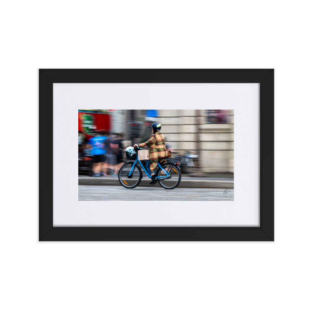 Photographie 'Vélo Paris' de Yann Peccard, illustrant un cycliste en mouvement dans un décor urbain coloré et dynamique.