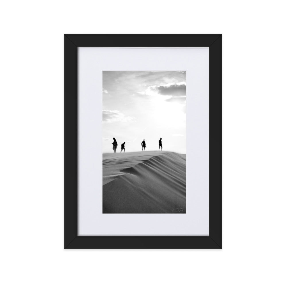 Photographie 'Et nous irons marcher sur la dune' de Véronique Botella, montrant des voyageurs sur une dune désertique en noir et blanc.