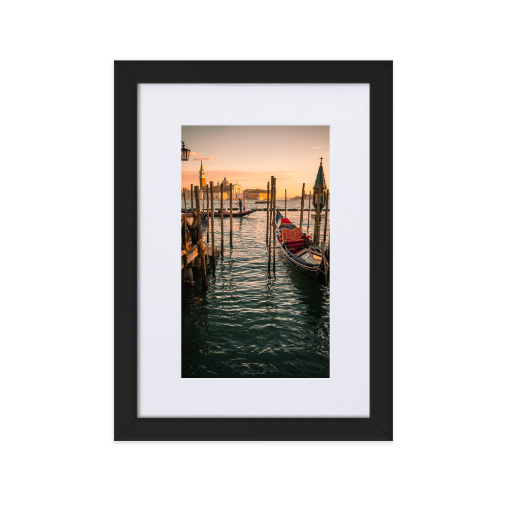 Photographie 'La lumière de Venise' de Florian Vaucher, montrant une gondole sous la lumière dorée du soleil à Venise.