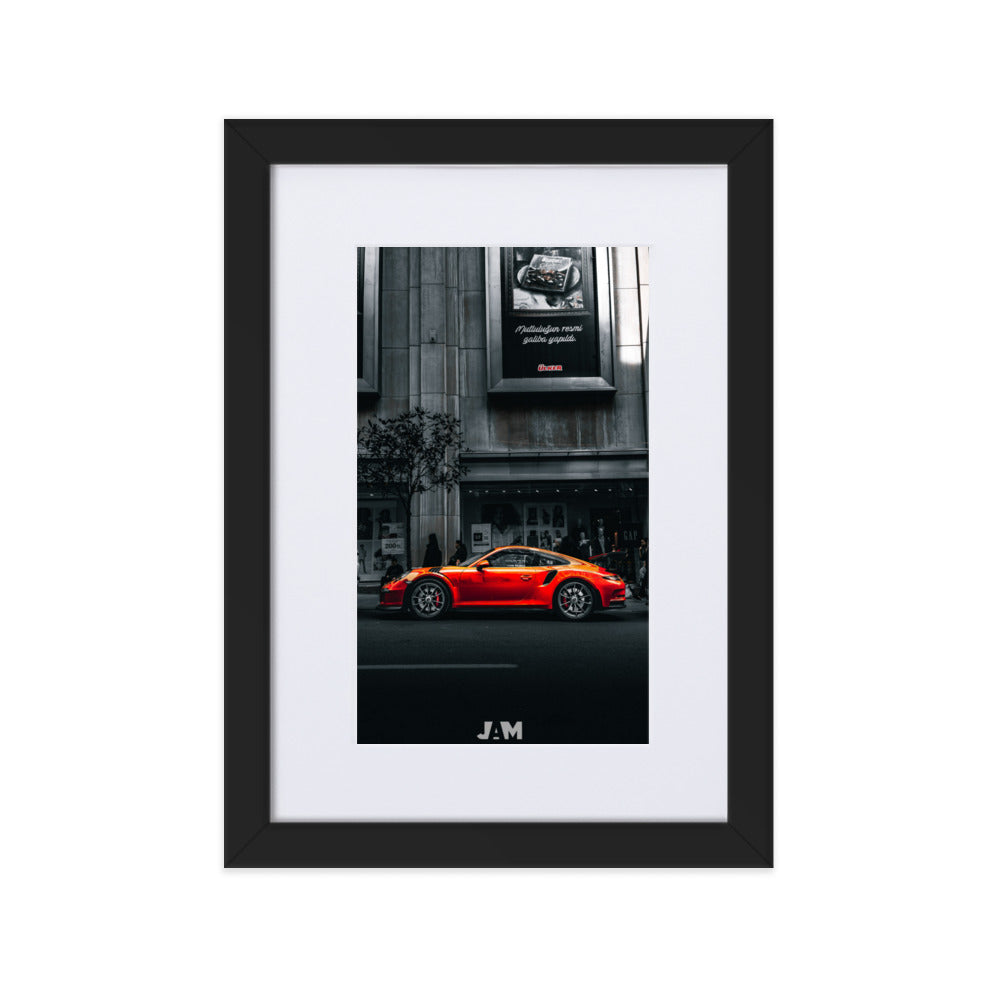 Photographie 'Porsche RS' de Julien Arnold Movie, capturant une Porsche orange dans un quartier moderne de Turquie, symbole de style et de sophistication.