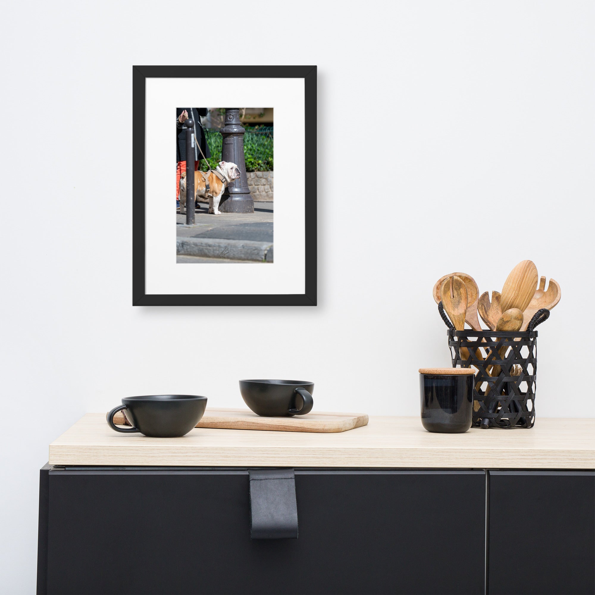 Photographie d'un Bulldog Anglais en promenade avec sa propriétaire, évoquant une scène chaleureuse et un lien profond entre l'homme et le chien.