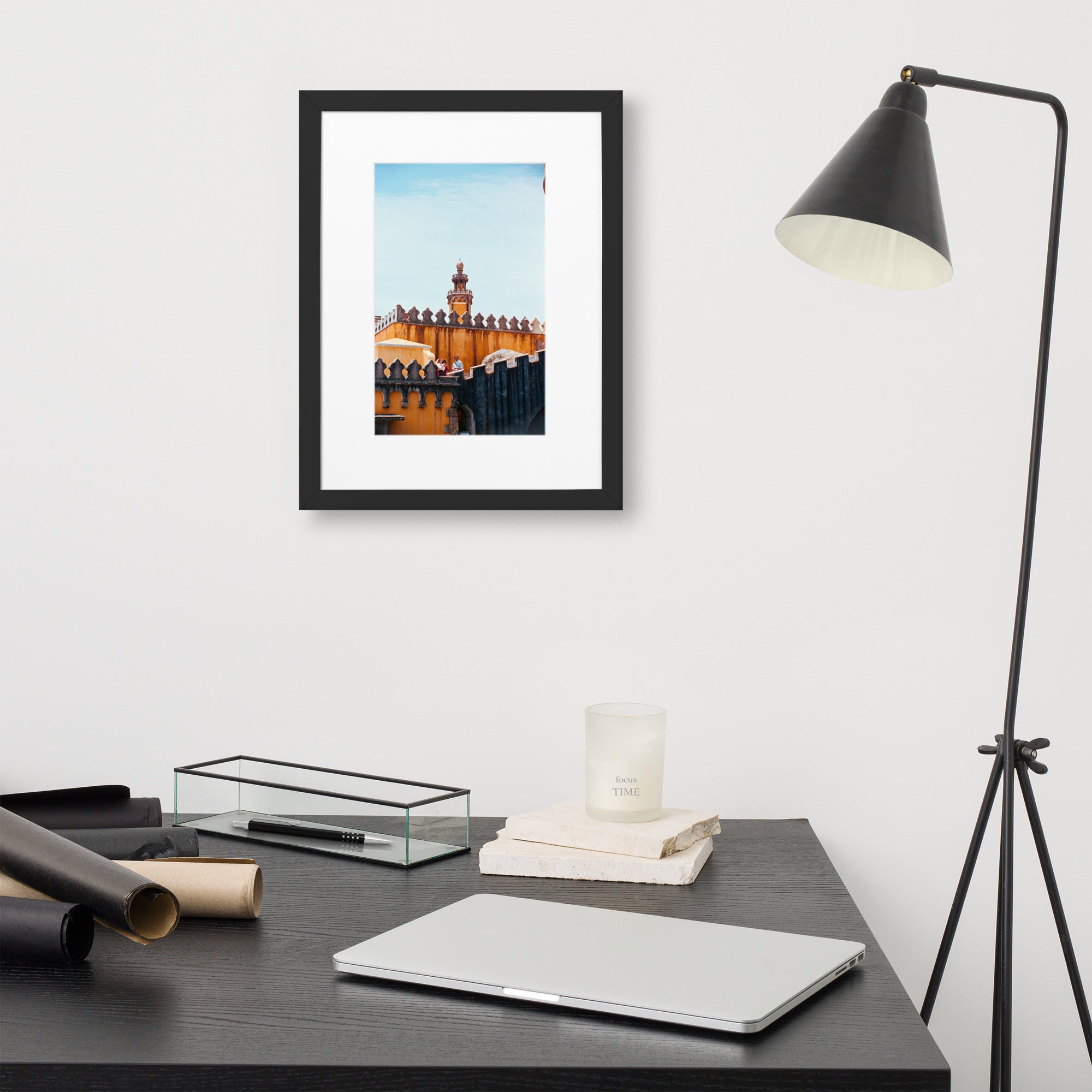 Photographie argentique 'Palais National de Pena' par Benjamin Peccard, représentant les murs orangés et patinés du palais historique sous la pluie, avec trois touristes semblant minuscules face à sa stature imposante, offrant une perspective élégante et historique pour la décoration murale.