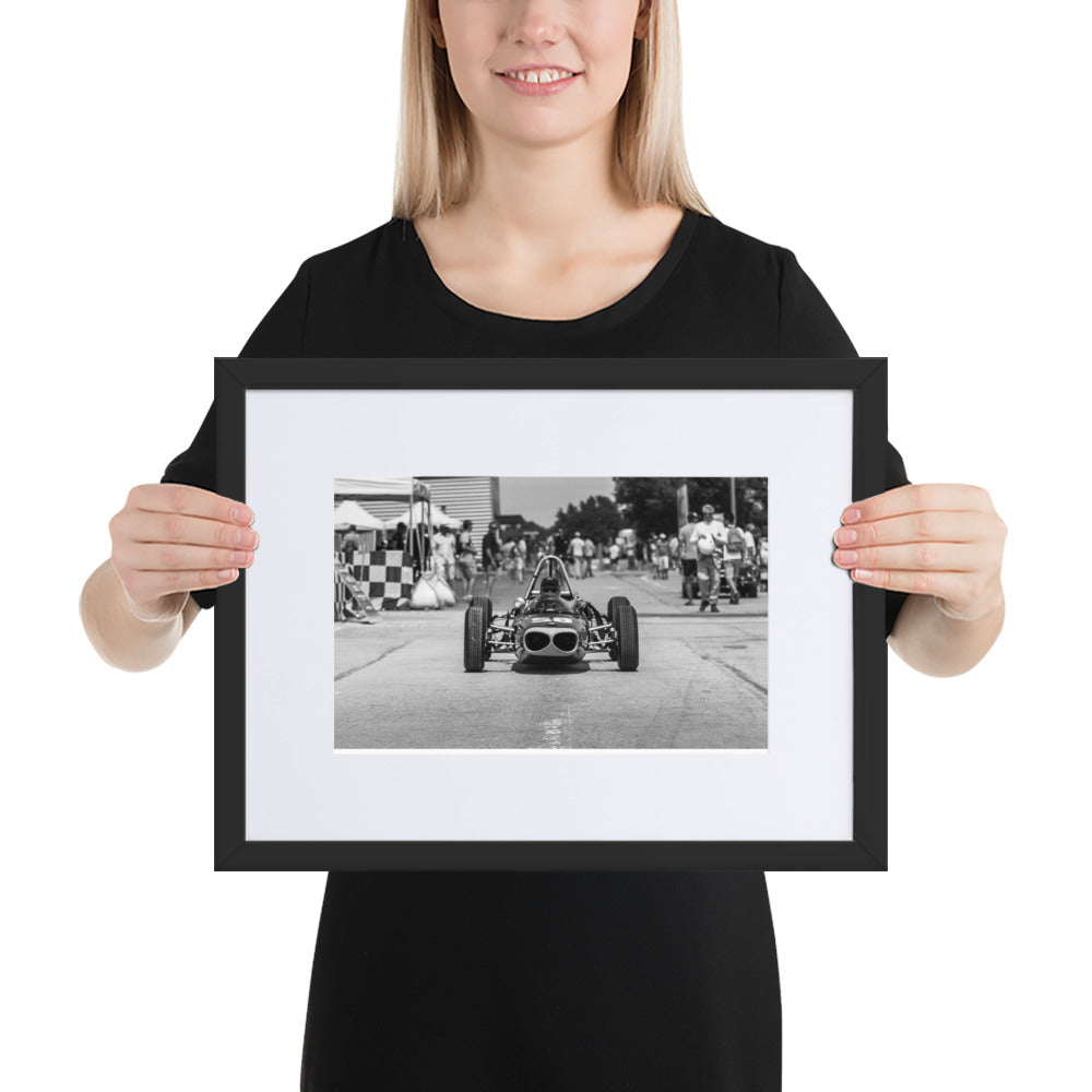 Photographie encadrée 'Padock' par Charles Coley, mettant en scène une Formule Junior Wainer de 1963 dans une impression de qualité musée.