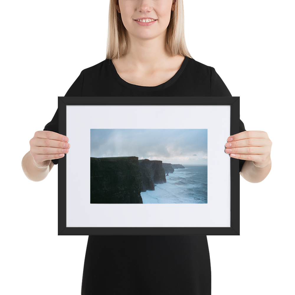 Poster photographique 'Falaise de Moher' par Benjamin Peccard, mettant en lumière les falaises irlandaises majestueuses face à l'océan, capturant un moment où la force naturelle et la sérénité se rencontrent, élevant esthétiquement chaque espace par la beauté de la nature sauvage.