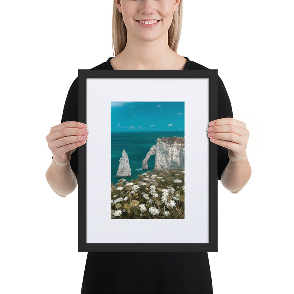 Vue panoramique des falaises d'Étretat avec la mer déchaînée en premier plan, encadrée élégamment en bois d'ayous, une œuvre photographique signée Charles Coley.