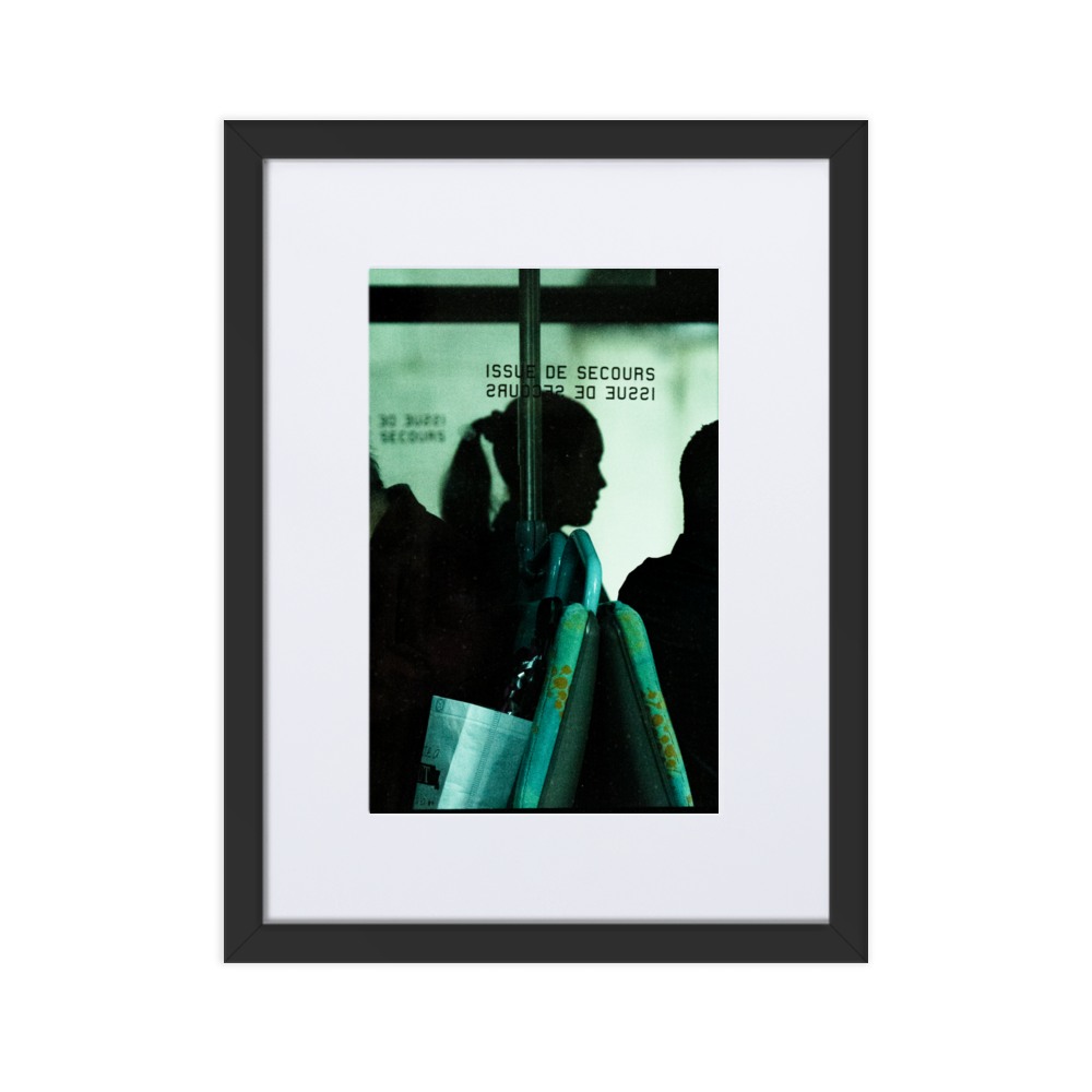 Poster de photographie de la silhouette d'un visage de femme capturée à travers les vitres du bus.