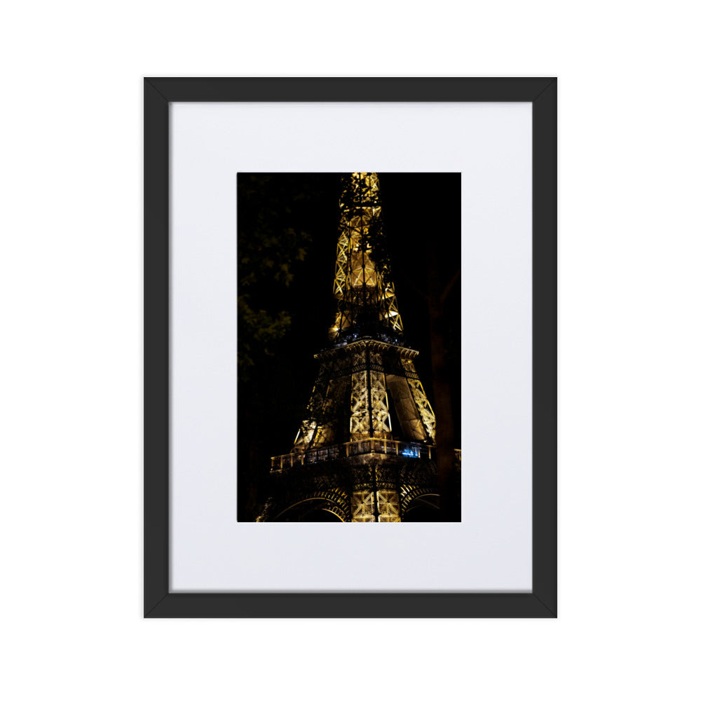 Tour Eiffel - Photographie de la tour Eiffel illuminée dans la nuit - La Boutique du Poster