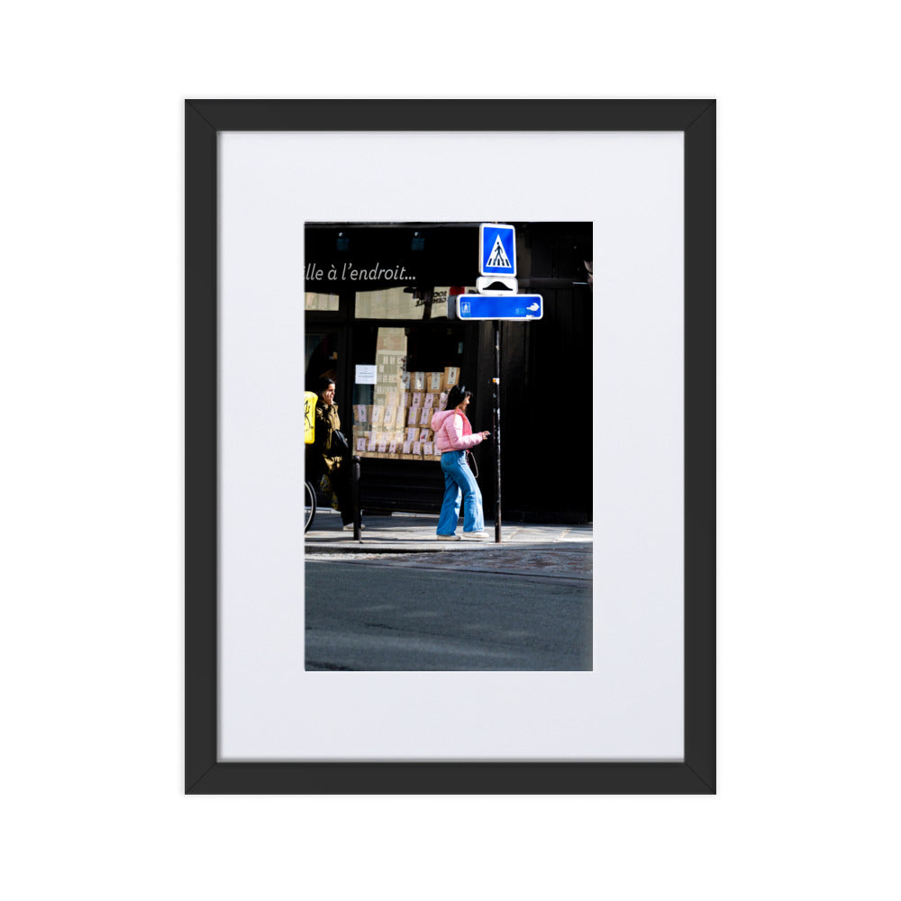 Poster de rue, mettant en valeur une jeune femme vêtue de rose passant sous la lumière du soleil.