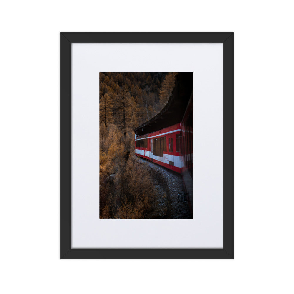 Train rouge serpentant à travers une forêt d'automne, photographié depuis un wagon avec une vue plongeante par Brad_explographie.