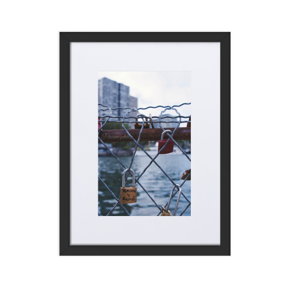 Poster encadré 'Nos Amours N02' montrant des cadenas d'amour accrochés dans les rues romantiques de Paris, symbolisant les histoires d'amour éternelles.