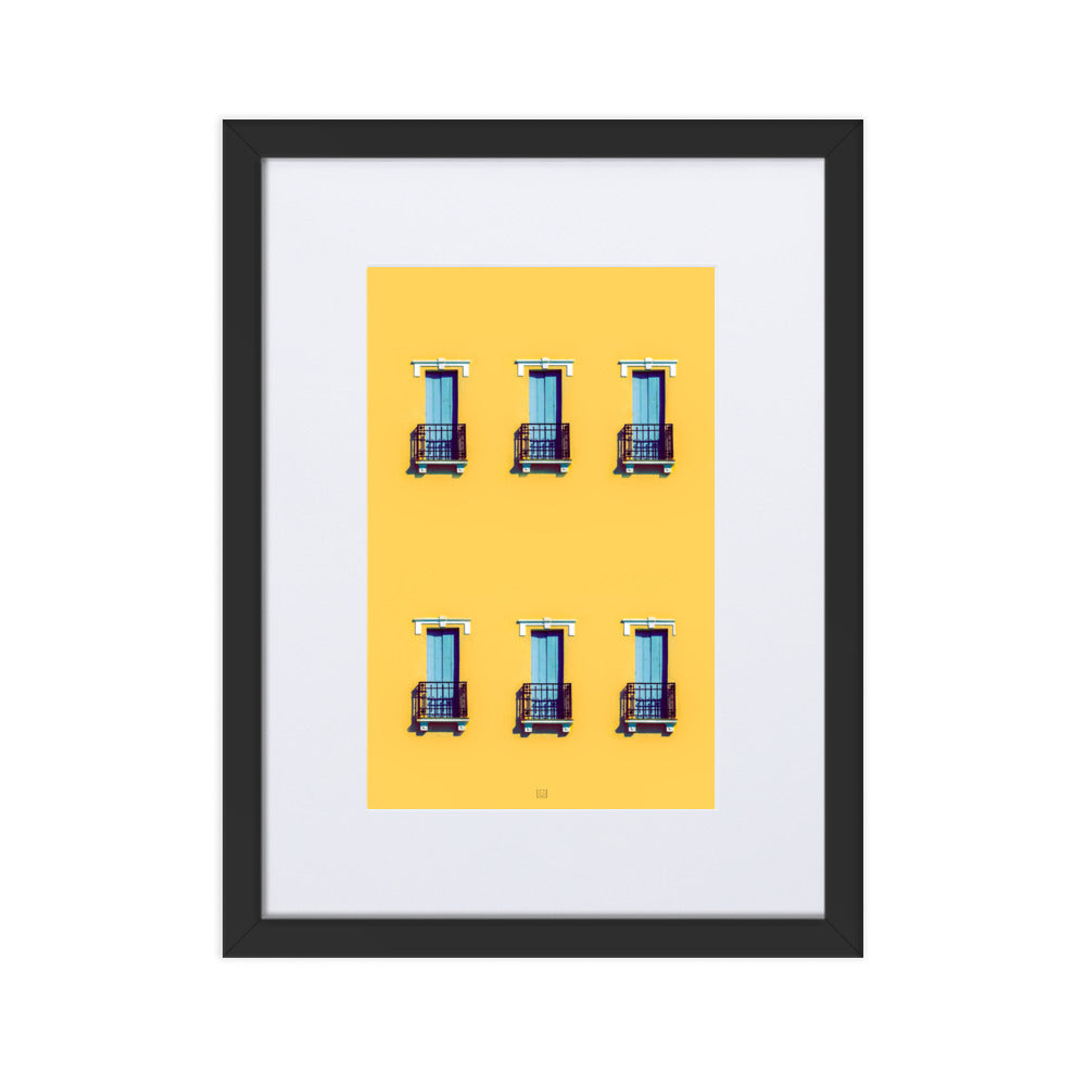 Poster 'Harmonie Verticale' capturant la symétrie architecturale de six fenêtres alignées sur un mur jaune, accentuées par des volets et des garde-corps bleus, photographié par Hadrien Geraci. Une expression artistique abstract et moderne pour enrichir votre décor.