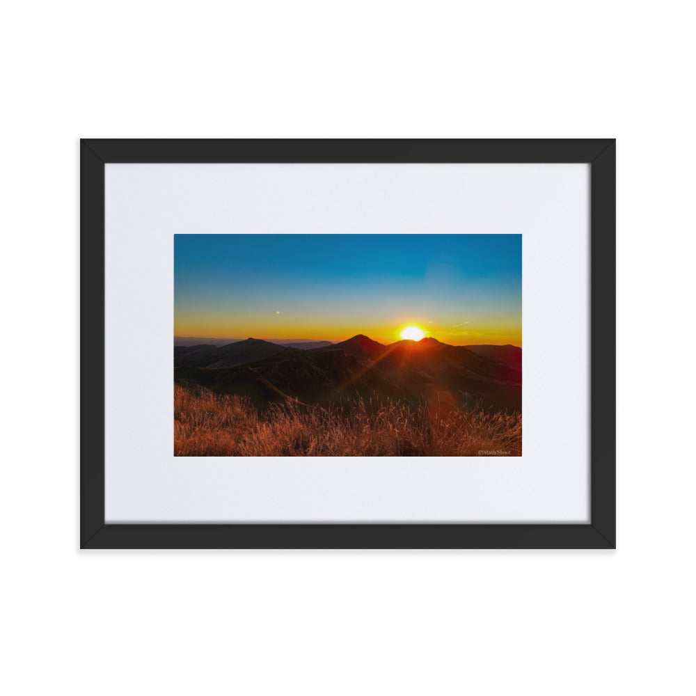 Poster encadré 'Coucher d'été' montrant un paysage montagneux du Cantal au coucher du soleil, avec des sommets silhouettés sous un ciel rougeoyant, signé par Math Shoot Fr.