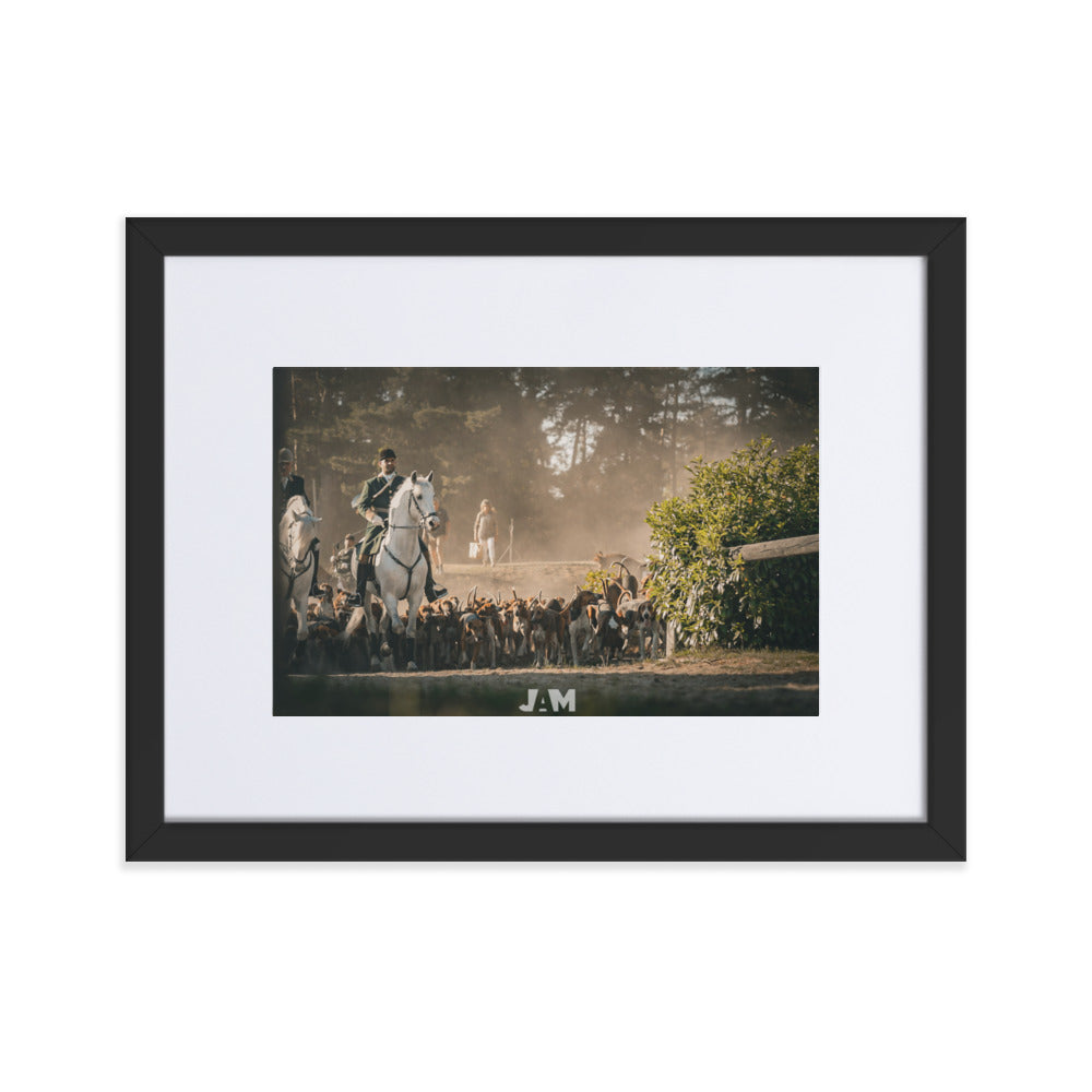 Photographie de deux cavaliers au début d'une chasse à courre avec des chiens, par Julien Arnold.