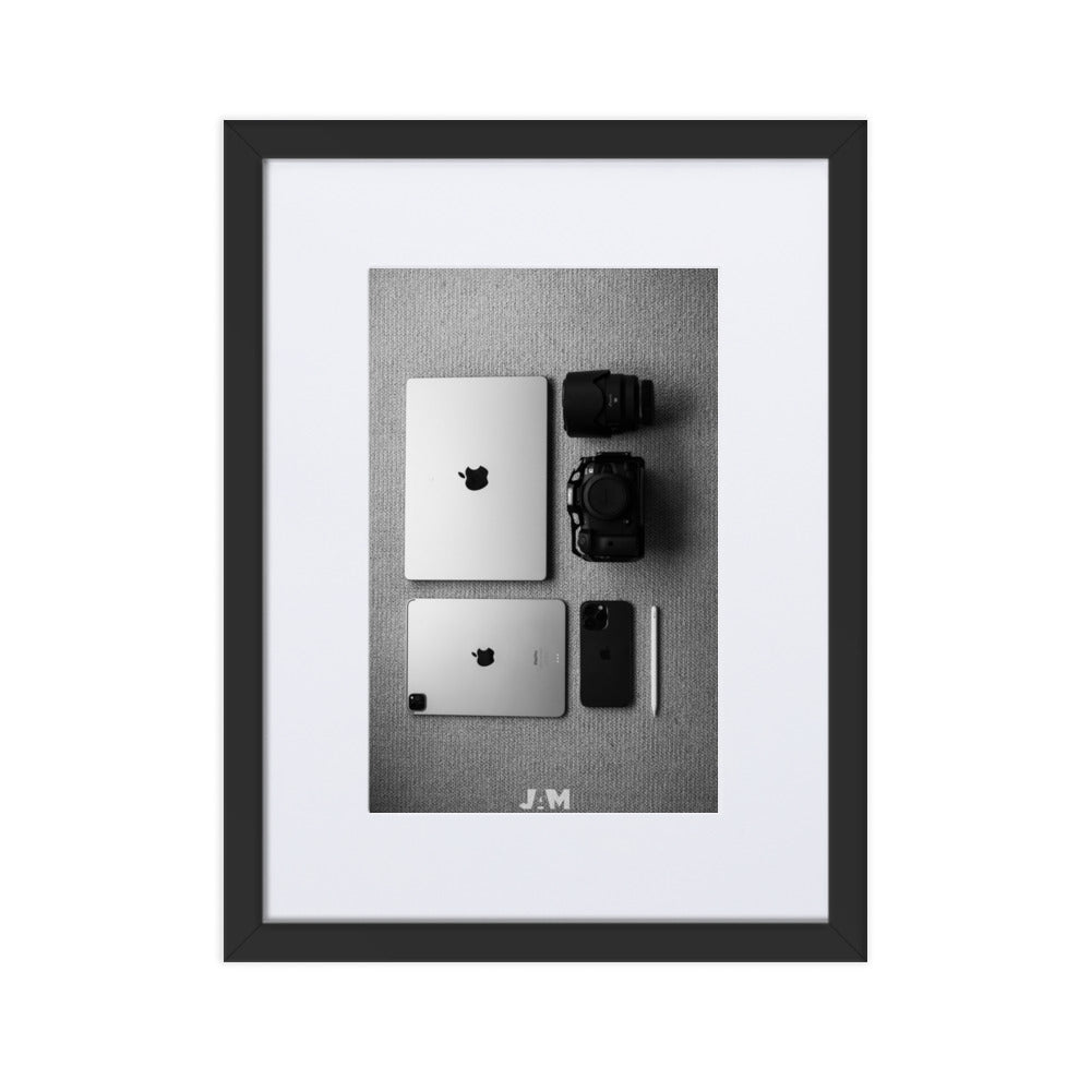 Photographie 'Harmonie' de Julien Arnold Movie, une composition en noir et blanc mettant en scène des appareils technologiques dans un design minimaliste.