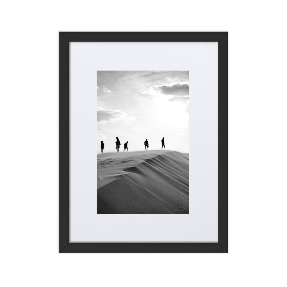 Photographie 'Et nous irons marcher sur la dune' de Véronique Botella, montrant des voyageurs sur une dune désertique en noir et blanc.