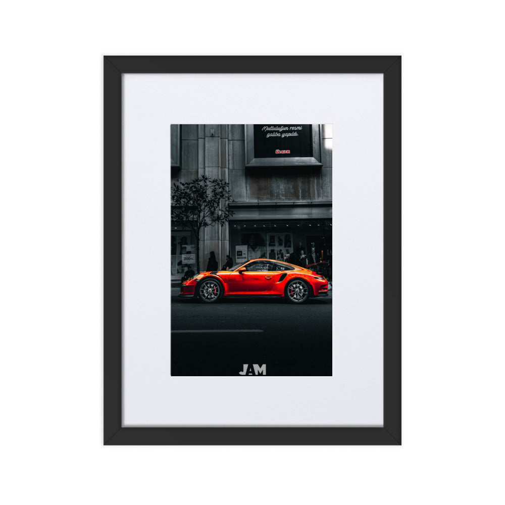 Photographie 'Porsche RS' de Julien Arnold Movie, capturant une Porsche orange dans un quartier moderne de Turquie, symbole de style et de sophistication.