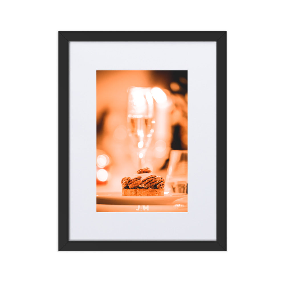 Photographie 'Délice : Une Connexion Éphémère' de Julien Arnold Movie, présentant un gâteau aux noix délicieux dans une ambiance raffinée, évoquant l'art de la pâtisserie fine.