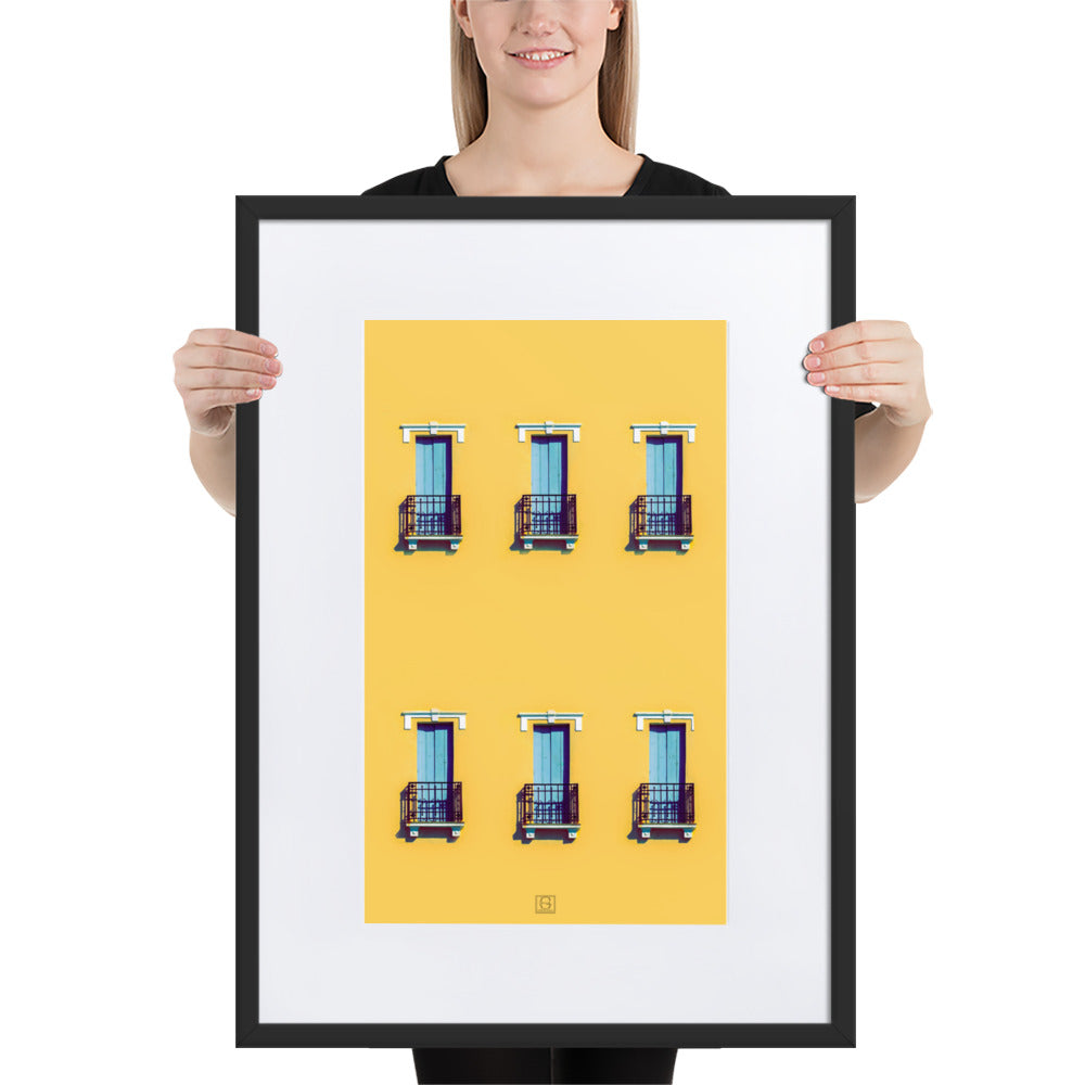 Poster 'Harmonie Verticale' capturant la symétrie architecturale de six fenêtres alignées sur un mur jaune, accentuées par des volets et des garde-corps bleus, photographié par Hadrien Geraci. Une expression artistique abstract et moderne pour enrichir votre décor.