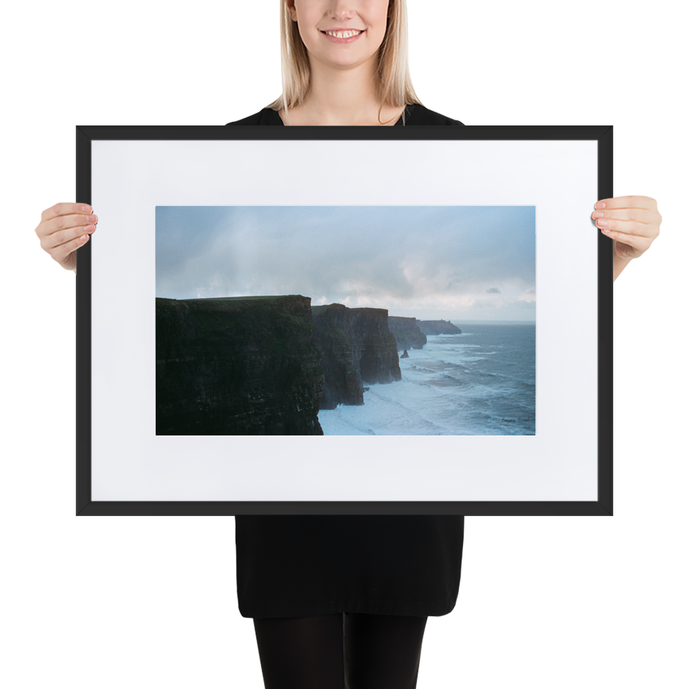 Poster photographique 'Falaise de Moher' par Benjamin Peccard, mettant en lumière les falaises irlandaises majestueuses face à l'océan, capturant un moment où la force naturelle et la sérénité se rencontrent, élevant esthétiquement chaque espace par la beauté de la nature sauvage.