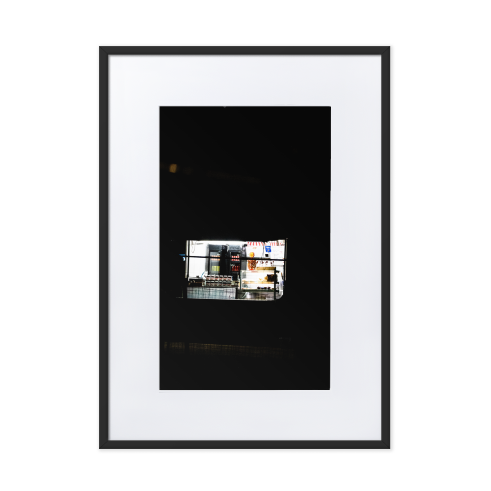 Poster - Kiosque N02 – Photographie de rue à Paris – De la photographie murale et des posters unique au monde. La boutique de posters créée par Yann Peccard un Photographe français.
