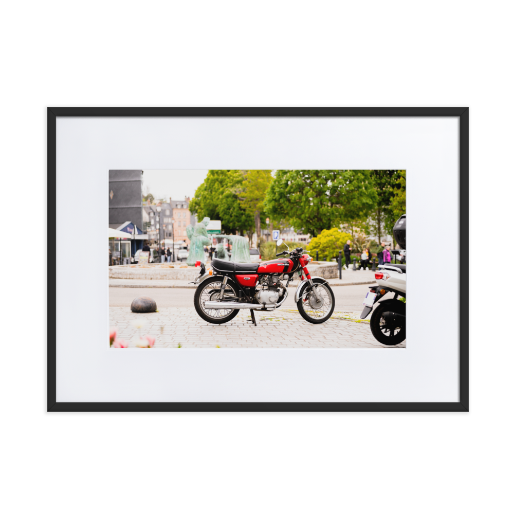 Poster d'une Honda CB 125 K5 rouge, photographiée en pleine après-midi à Honfleur