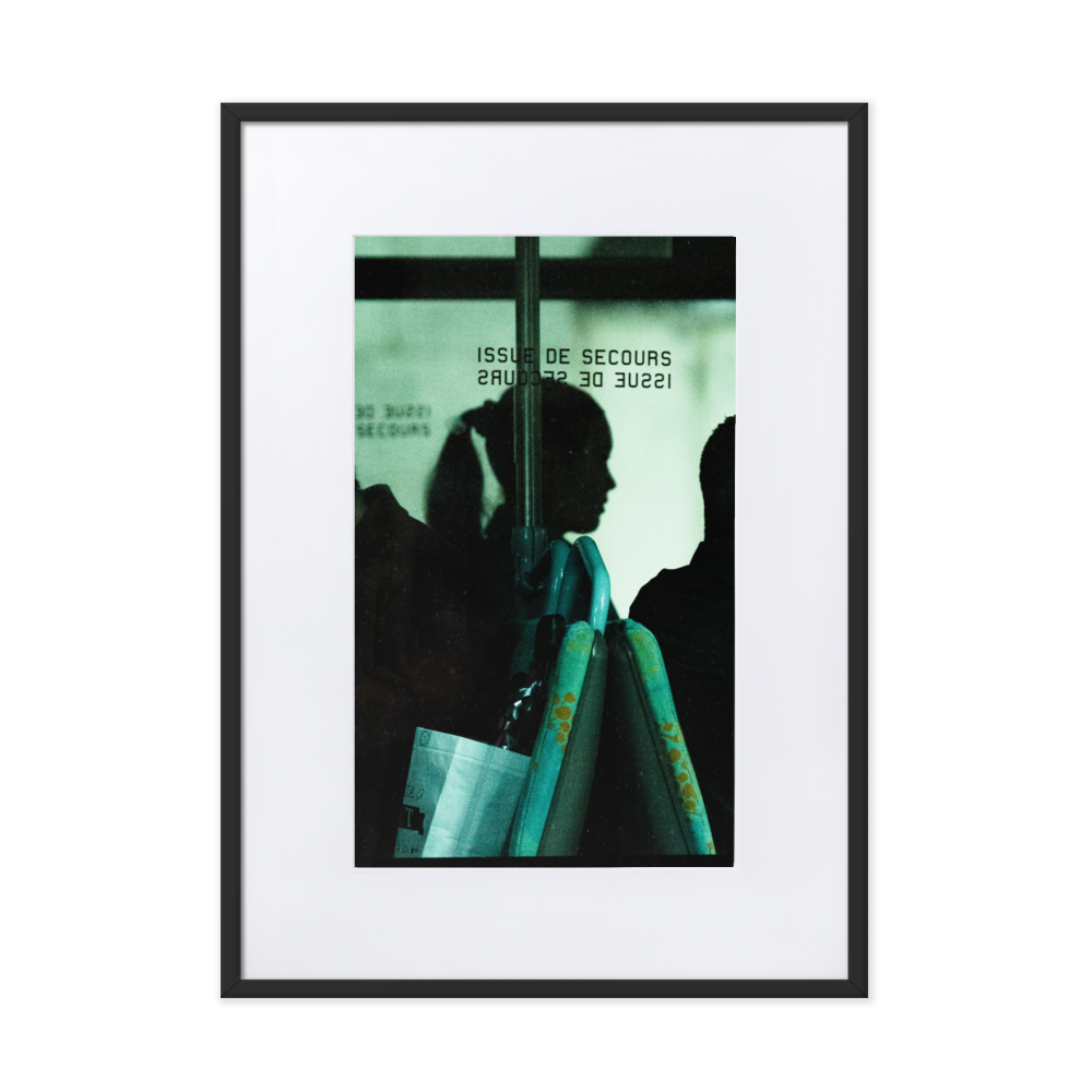 Poster de photographie de la silhouette d'un visage de femme capturée à travers les vitres du bus.